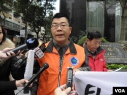 中華保釣協會秘書長黃錫麟(美國之音申華拍攝)