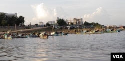 Fishing boats are parked along the Mekong riverbank on the evening of Oct. 14, 2019, in Phnom Penh, Cambodia. (Malis Tum/VOA Khmer)