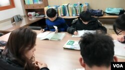'자유탈북민협회'가 방과 후 교실을 통해 정규 학교 교육을 따라가는데 어려움을 겪는 탈북 청소년들을 돕고 있다.