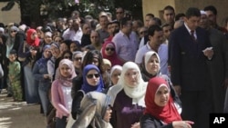 Hundreds of Egyptians line out a polling station in Cairo, March 19, 2011 as they prepare to vote on a referendum on constitutional amendments
