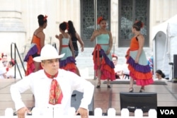 Baltimore's "Bailes de Mi Tierra" Mexican folk dance group warms up before a performance at the One Journey Festival in support of refugees, Washington, June 2, 2018. (V. Macchi/VOA)