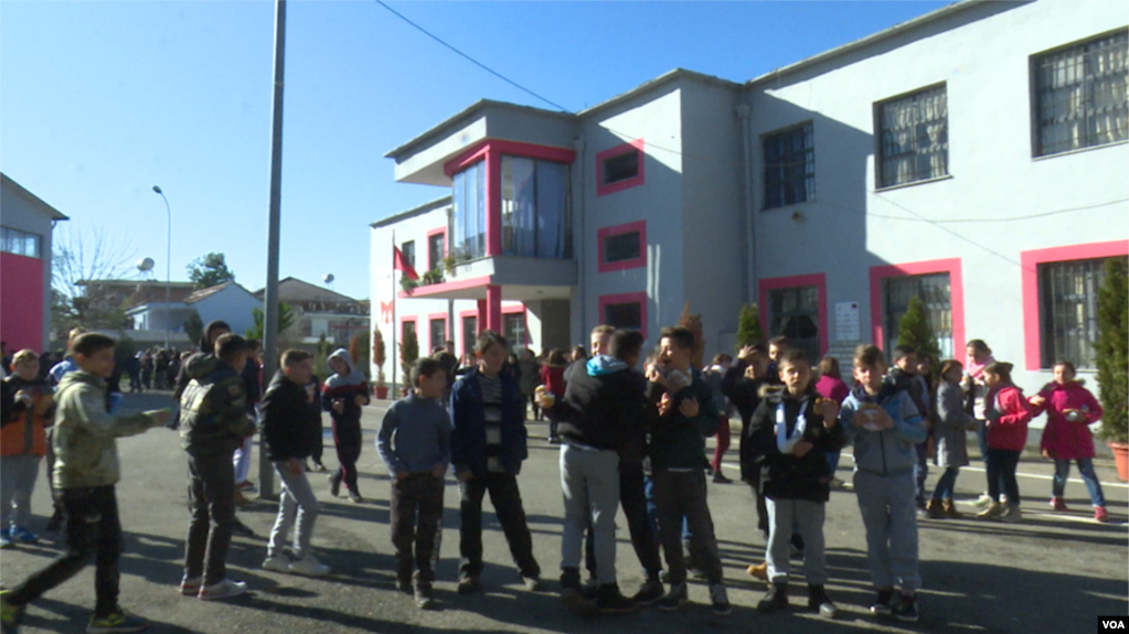 Shqipëri: Dita e parë e shkollës, emocione dhe probleme