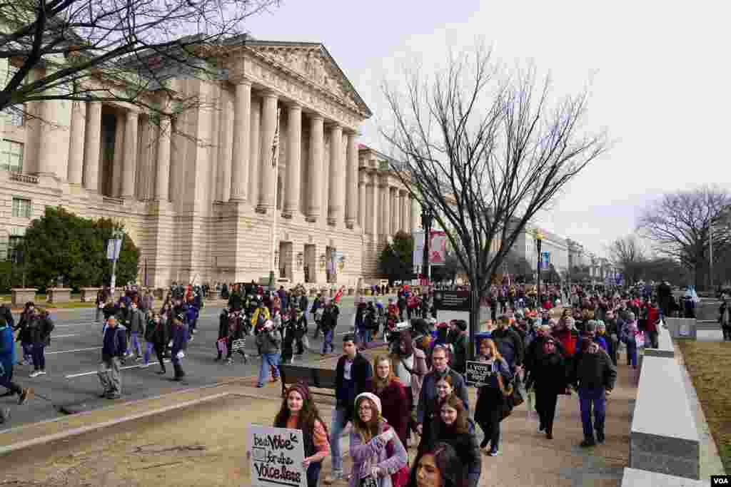 Desde tempranas horas de la mañana las personas comenzaron a juntarse en los alredores del National Mall en Washington DC.