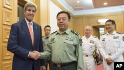 ລັດຖະມົນຕ່າງປະເທດສະຫະລັດ ທ່ານ John Kerry (ຊ້າຍ) ຈັບມື ກັບຮອງປະທານກຳມາທິການກາງ ກອງທັບຈີນ ນາຍພົນ Fan Changlong (ຂວາ) ກ່ອນເຂົ້າປະຊຸມ ທີ່ ກະຊວງປ້ອງກັນປະເທດຈີນ ຢູ່ປັກກິ່ງ (16 ພຶດສະພາ 2015)
