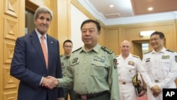 Fan Changlong, wakil kepala Komisi Militer Pusat China (kanan) dan Menlu AS John Kerry dalam pembicaraan di Beijing bulan lalu (foto: dok).