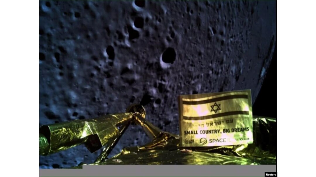 Foto permukaan Bulan yang diabadikan oleh pesawat ruang angkasa Israeli, Beresheet, dan diperoleh oleh Reuters dari Space IL, 11 April 2019.