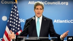 Menlu AS John Kerry berbicara mengenai dampak perubahan iklim di Washington, hari Kamis (12/3).