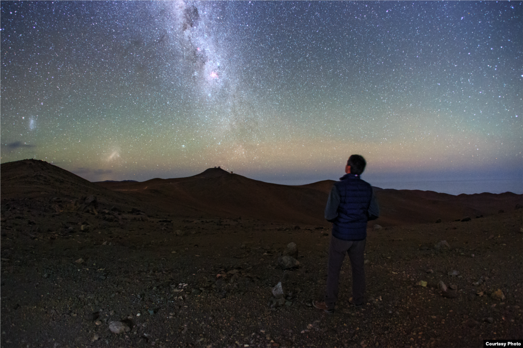 Beberapa langit yang masih gelap di dunia ada di padang pasir Atacama di Chile. (ESO/Babtafreshi)
