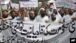 Pakistani Islamists protest against an appointment of a minority Ahmadi Muslim as an adviser to the government, in Lahore, Pakistan, Sept. 7, 2018. 