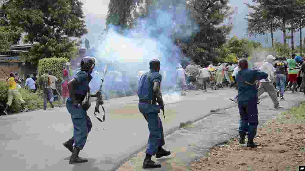 Demonstrators trying to march to the town center flee as police disperse them with tear gas, in the Ngagara district of Bujumbura, Burundi, May 13, 2015.