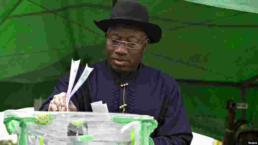 Le président Goodluck Jonathan du Nigeria place son votedans l&rsquo;urne, dans sa paroisse d&#39; Otuoke, dans l&#39;État de Bayelsa, samedi 28 mars 2015.