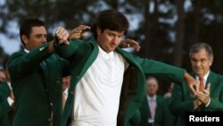 Watson se inició en el golf profesional en 2003 y la fama le ha llegado tras recibir la chaqueta verde de campeón en Augusta.