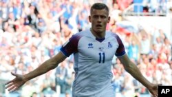 Iceland's Alfred Finnbogason celebrates after scoring his team opening goal during the group D match between Argentina and Iceland at the 2018 soccer World Cup in the Spartak Stadium in Moscow, Russia, June 16, 2018.