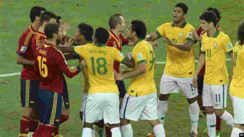 Jogadores espanhóis e brasileiros discutem durante a final da Taça das Confederações que opôs Brasil e Espanha no Maracanã.