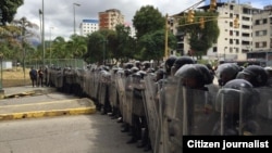 Policía y agentes de la Guardia Nacional bloquearon la marcha de estudiantes.