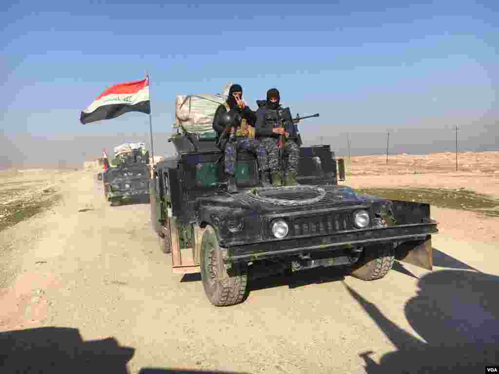 Iraqi special forces prepare to battle Islamic State militants for control of the airport in Mosul, Iraq, Feb. 23, 2017. (K. Omar/VOA)