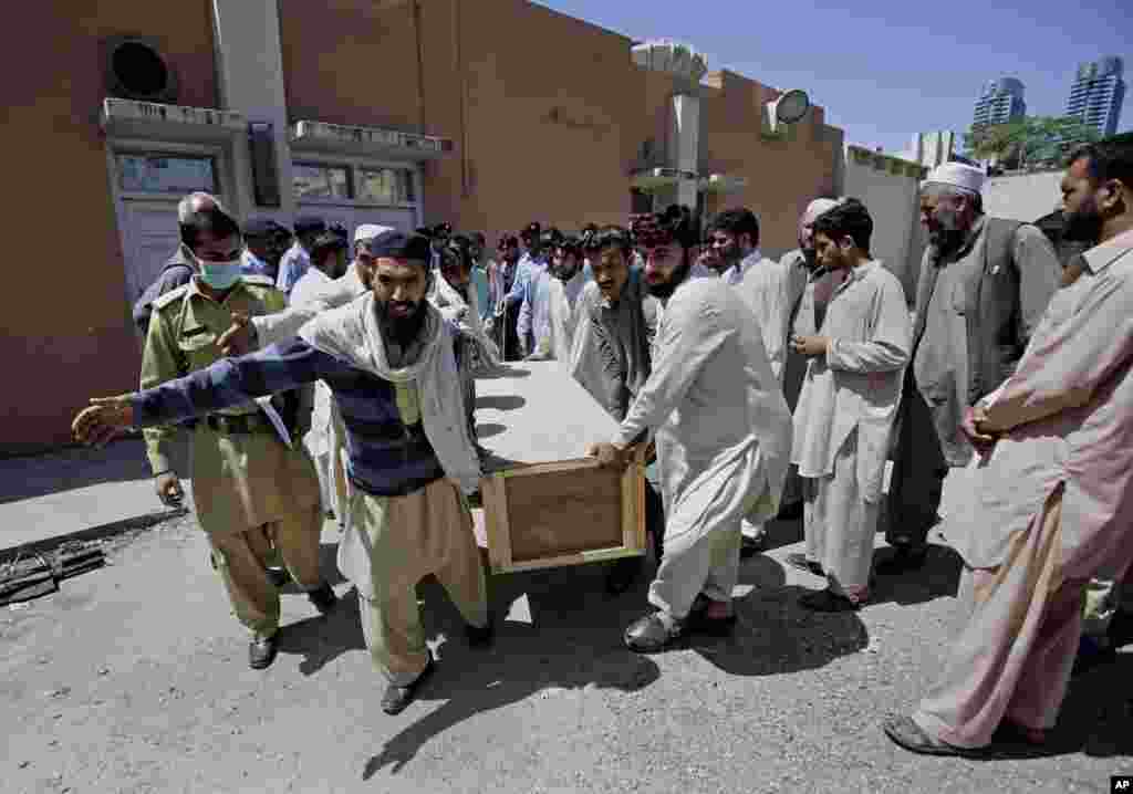 Relatives carry the casket of a bomb blast victim in Islamabad, April 9, 2014.