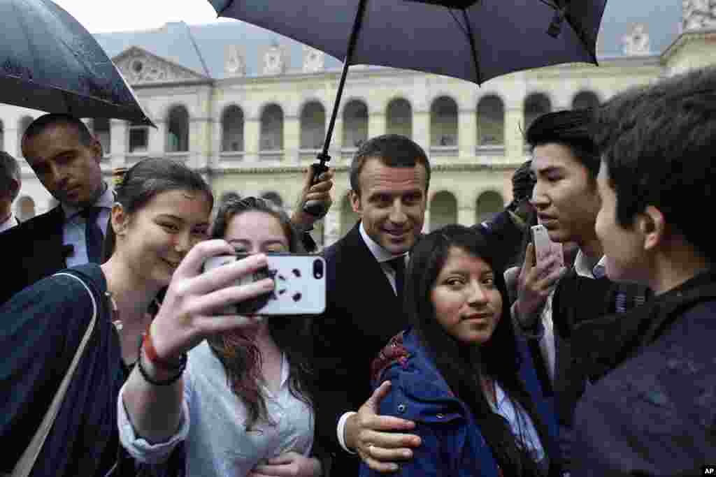 سلفی گرفتن دانشجویان&nbsp; با امانوئل ماکرون، رئیس جمهوری فرانسه پس از پایان یک مراسم نظامی در پاریس