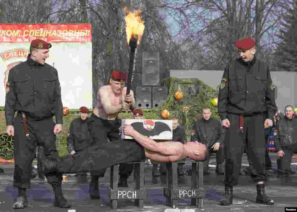 벨라루스 민스크에서 열린 카니발 축제에서 내무부 소속 특수부대원들이 차력 시범을 보이고 있다.