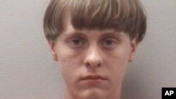 Cette photo d’avril 2015 publiée par le centre de détention du comté de Lexington (SC) montre Dylann Roof, 21 ans identifié par la police de Charleston comme celui qui a ouvert le feu et tué neuf personnes lors d'une réunion de prière à l'intérieur de l’église Emanuel à Charleston, SC, mercredi 17 juin 2015 soir.