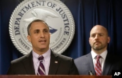 Agen Khusus FBI, Joseph Bonavolonta (kiri), dan Jaksa AS untuk Distrik Massachusetts, Andrew Lelling (kanan), memberikan keterangan kepada media, 12 Maret 2019.