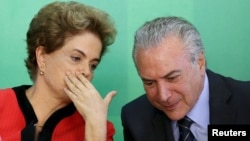 Nếu bị luận tội, Tổng thống Rousseff sẽ bị đình chỉ chức vụ trong lúc bị xét xử ở Thượng viện. Trong trường hợp đó, Phó Tổng thống Temer (phải), thủ lãnh của đảng PMDB sẽ lên tạm quyền tổng thống.