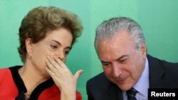 ປະທານາທິບໍດີບຣາຊິລ ທ່ານນາງ Dilma Rousseff ສົນທະນາ ກັບຮອງປະທານາທິບໍດີ ທ່ານ Michel Temer ທີ່ທຳນຽບປະທານາທິບໍດີ Planalto.