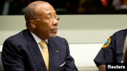 L'ancien président libérien Charles Taylor devant le Tribunal spécial pour la Sierra Leone lors de son jugement en appel à La Haye, aux Pays-Bas, le 26 septembre 2013.