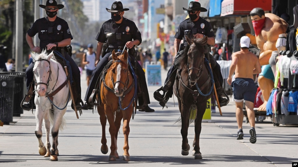 Cảnh sát Los Angeles tuần tra ở khu Venice.