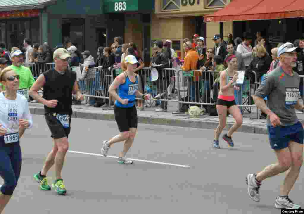在波士顿马拉松终点现场附近拍到的两名嫌疑人的照片。全屏观看效果最佳。（图像承蒙Bob Leonard提供）