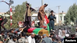 19일 아프가니스탄 동남부 칸다하르주에서 탈레반 공격으로 사망한 라지크 칸다하르 주 경찰총장의 장례식이 거행되고 있다. 