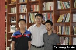 张凯律师（中）与吴良杰（左）和邓吉元（右）