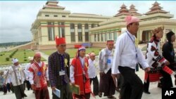 အပြည်ပြည်ဆိုင်ရာ ဒီမိုကရေစီနေ့ အခမ်းအနားကို ၂၀၁၁ ခုနှစ်က ပထမဆုံးအကြိမ် ကျင်းပခဲ့စဉ် တက်ရောက်လာခဲ့ကြတဲ့ မြန်မာ့လွှတ်တော် အမတ်များ။ (စက်တင်ဘာလ ၁၅ ရက်၊ ၂၀၁၁)။