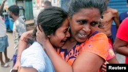 People who live near the church that was attacked leave their houses as the military try to defuse a suspected van before it exploded in Colombo, Sri Lanka April 22, 2019. (REUTERS/Dinuka Liyanawatte)