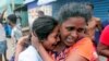 Les personnes vivant près de l'église attaquée hier quittent leurs maisons pendant que l'armée tente de désamorcer une fourgonnette présumée avant qu'elle n'explose à Colombo, au Sri Lanka, le 22 avril
