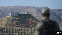 ARSIP - Seorang serdadu AD Pakistan bersiaga di terminal perbatasan Ghulan Khan, sebuah kota di Waziristan Utara, di perbatasan Pakistan dan Afghanistan, 27 Januari 2019 (foto: Farooq Naeem/AFP)