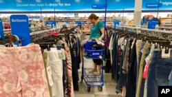 Una mujer revisa mercancías en una tienda minorista de EE. UU. el 21 de julio de 2021.