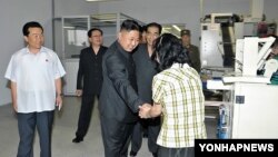 평양 양말공장을 찾아 기술장비와 생산실태를 점검하는 김정은 제1위원장. 지난 3일 조선중앙통신이 공개한 사진.