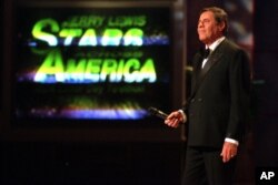 Jerry Lewis pauses during the start of the "Jerry Lewis Stars Across America, MDA Labor Day Telethon," in Los Angeles, Sept. 3, 1995.