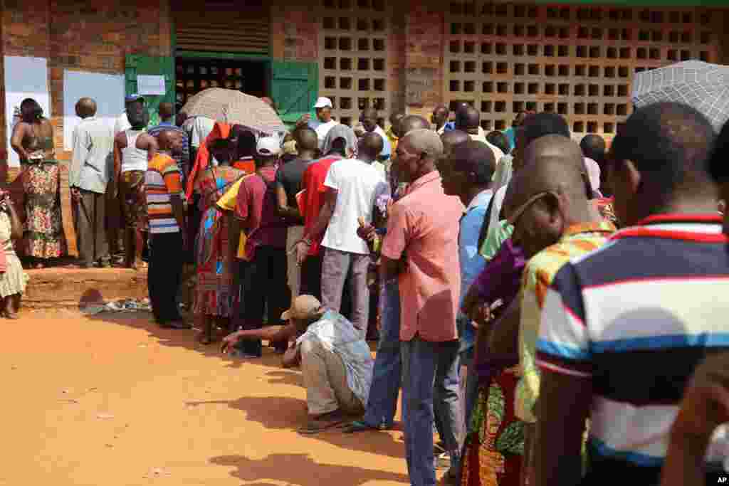 Des électeurs font la queue devant un bureau de vote lors des élections à Bangui, en Centrafrique, 30 décembre 2015.