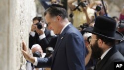 Mitt Romney, con una kipá judía puesta, visitó el Muro de las Lamentaciones en Jerusalén.