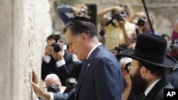 Capres AS dari partai Republik, Mitt Romney, melakukan kunjungan ke Tembok Ratapan di Yerusalem, Israel hari Minggu (29/7). Romney mengakhiri lawatan luar negerinya di Polandia. 