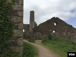 Defunct tin mines dot the countryside in Cornwall, once a bastion of innovation and industry, but in recent decades one of Britain's most economically depressed regions. (L. Ramirez/VOA)