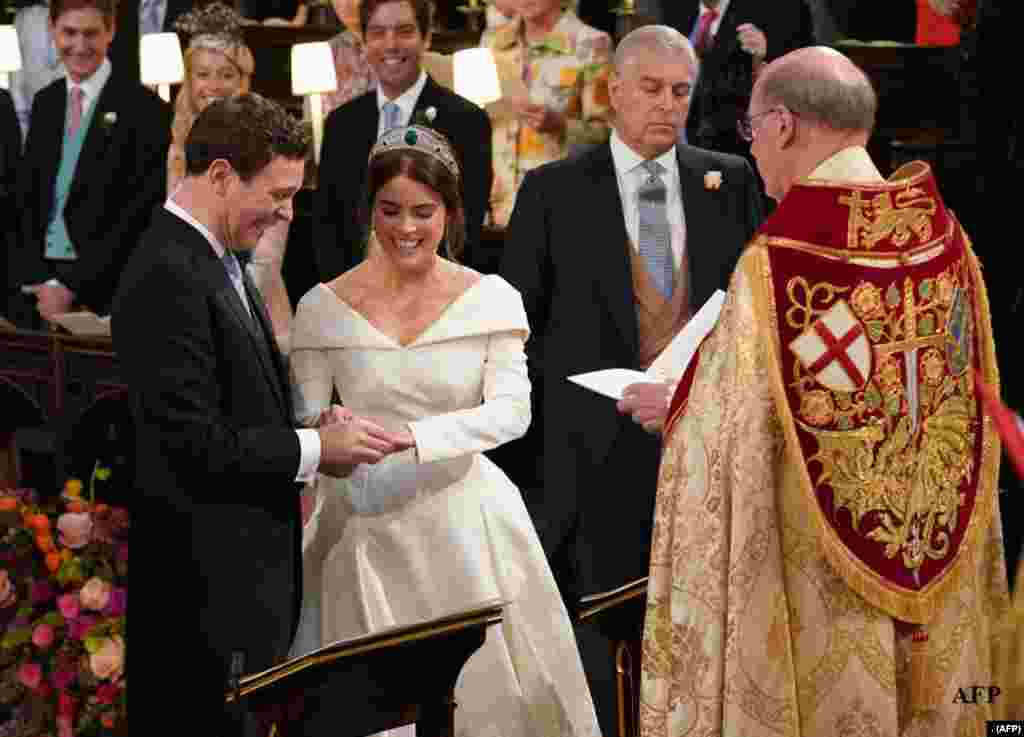 2018年10月12日英国公主尤金妮和布鲁克斯班克在英国温莎城堡圣乔治教堂举行婚礼。
