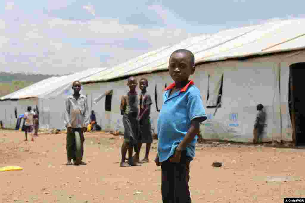 یوگنڈا میں قائم ایک کیمپ میں بچے کھیل رہے ہیں۔