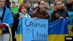 Фото із протесту українців Америки біля Білого дому у Вашингтоні.