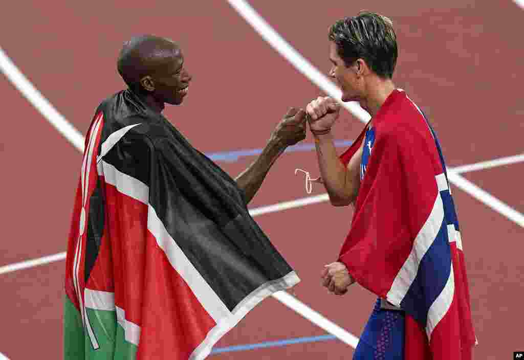 Jakob Ingebrigtsen (ouro), da Noruega, celebra com Timothy Cheruiyot (prata), do Quénia, depois da final dos 1500 metros masculinos. 7 de Agosto, 2021, Tóquio, Japão. (AP Photo/Charlie Riedel)