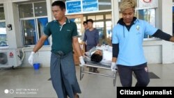 သီပေါမြို့နယ် နားလော့ရွာတိုက်ပွဲဒဏ်ရာရ ရွာသားများအား ဆေးရုံသို့ သယ်ဆောင်လာစဉ်။ (ဓာတ်ပုံ-Shar Htat Ping နယ်စည်းမခြားပရဟိတ(သီပေါ)