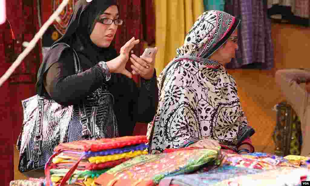 ثقافتی میلے میں شریک دو خواتین