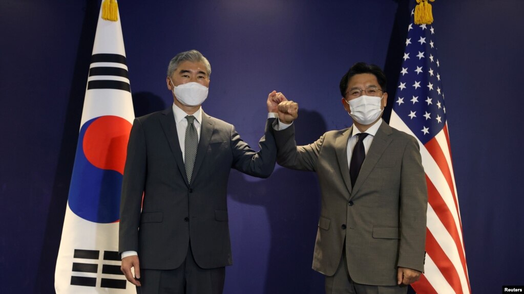 美国朝鲜事务特别代表金圣与韩国朝核问题特使会面（路透社2021年8月23日）(photo:VOA)